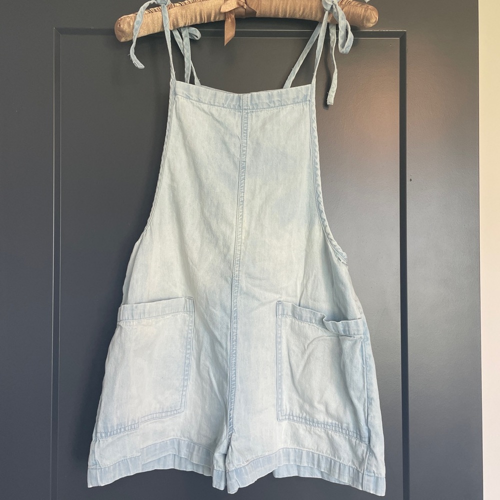 Aerie Light Blue Denim Overalls.Worn once with love!S petite..so cute